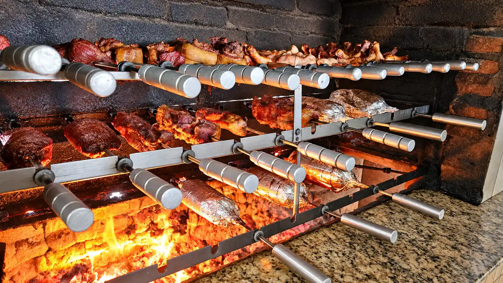Churrasqueira da Gruta da Lapa com carnes assando sobre a brasa
