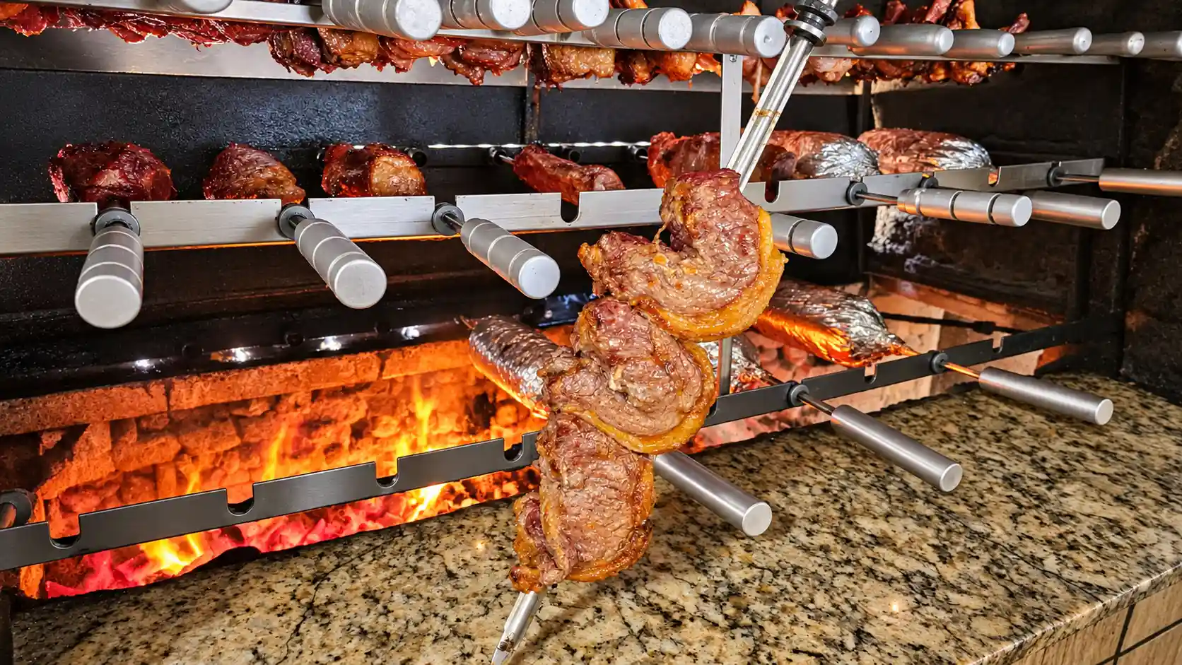 Corte de carne assando na churrasqueira da Gruta da Lapa