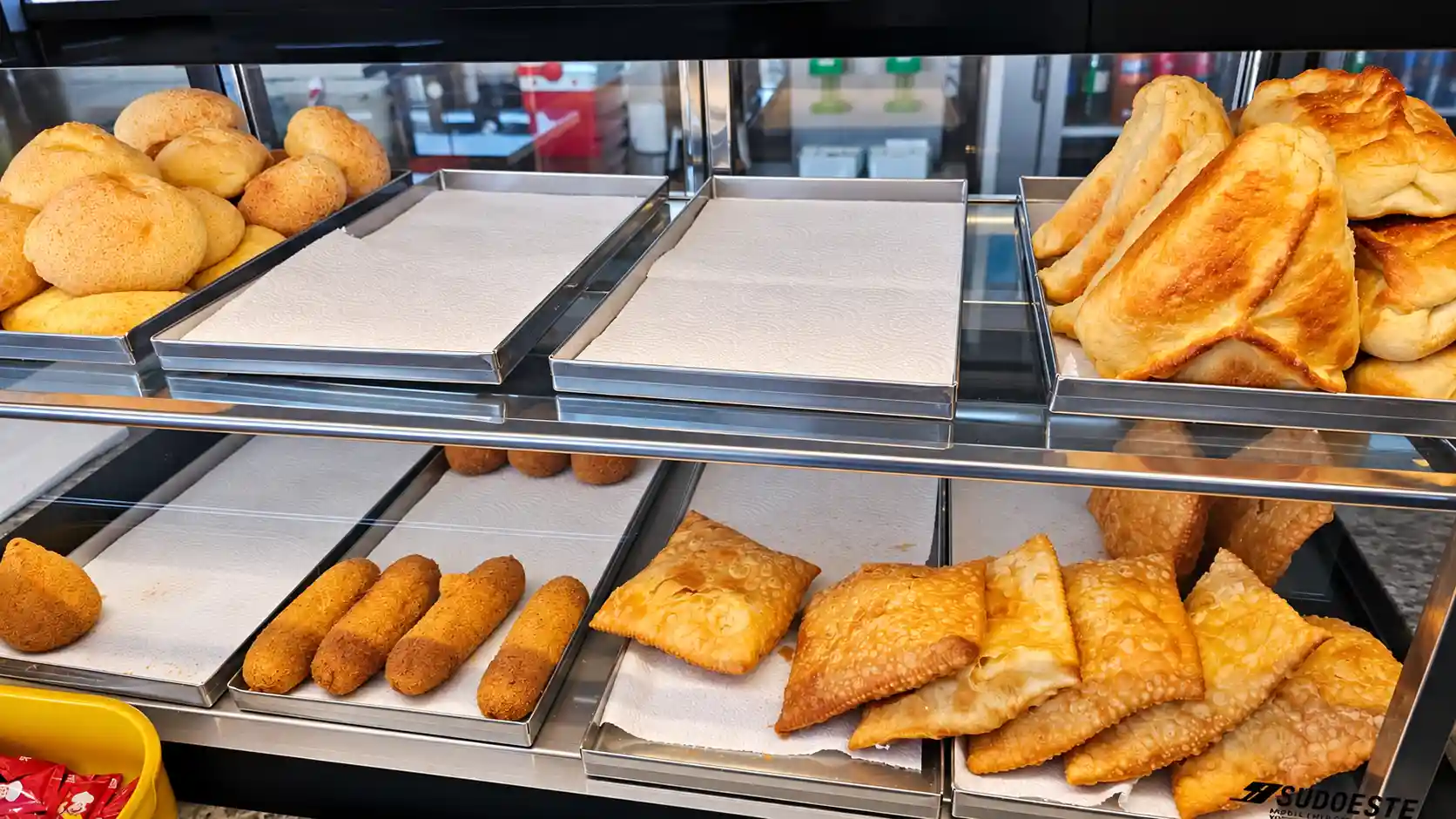 Salgados assados e fritos no balcão da lanchonete