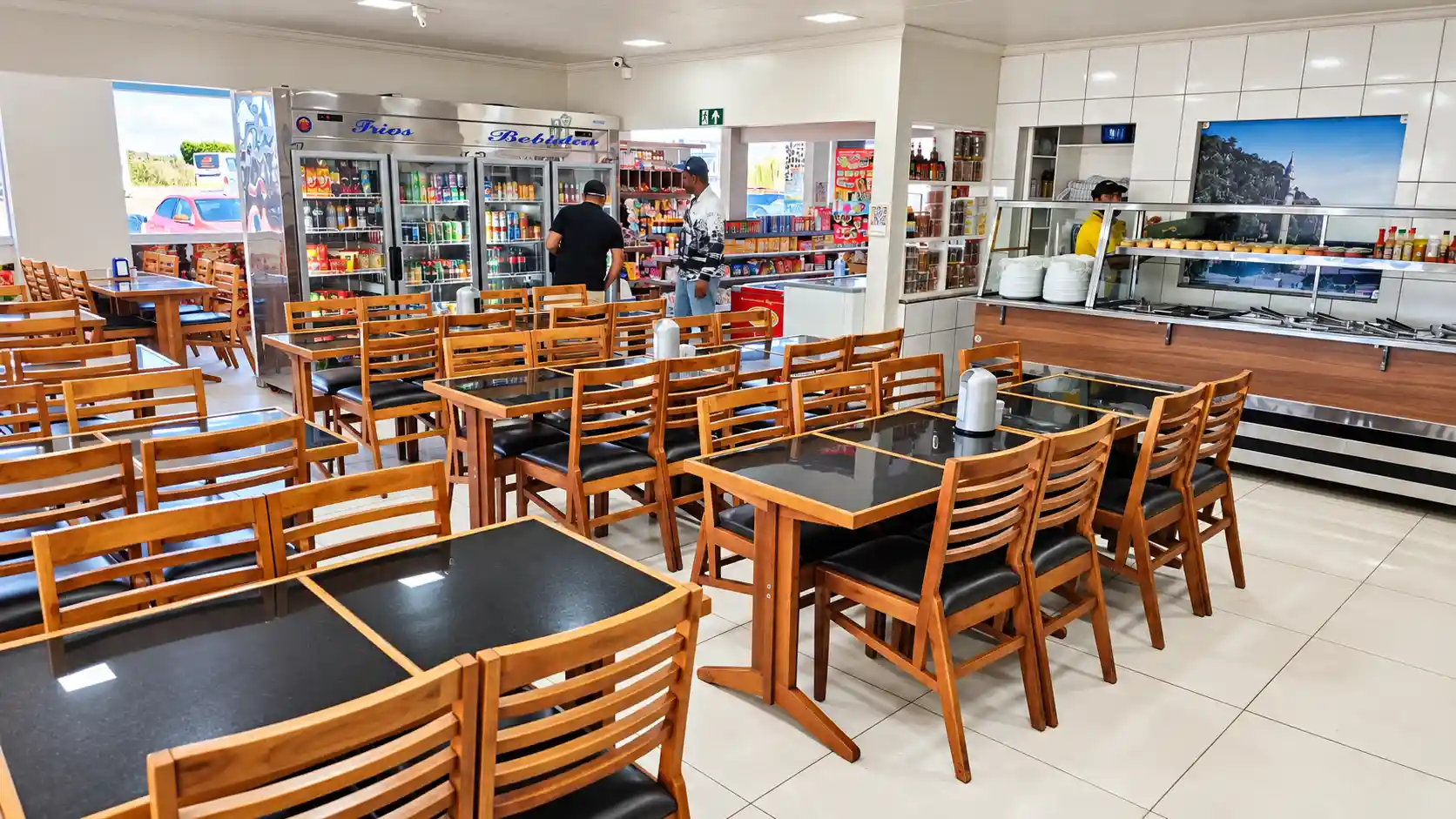 Salão da Churrascaria Gruta da Lapa com mesas preparadas